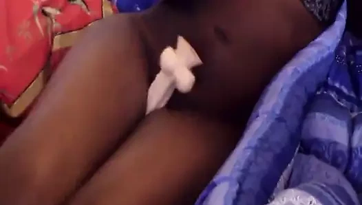 elle ce masturbe avec un gode