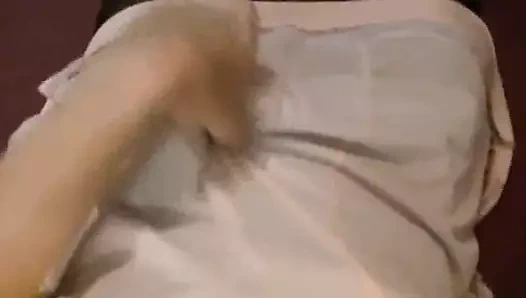 Moi entrain de me masturber dans mes fonds de robe