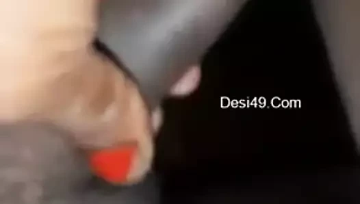 Desi adım anne ile streç işaretleri verir handjob