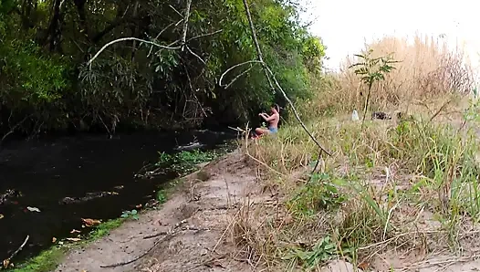 Şelalede bir yabancıyla karşılaşmak seksle bitiyor.