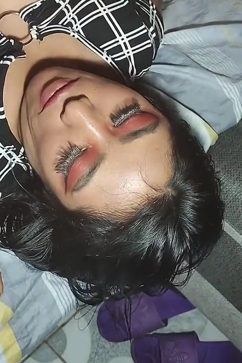 Sadakatsiz evli kadın komşusuyla götünden döl yiyen bir porno videosu çekiyor