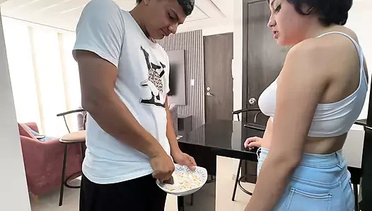 Büyük götlü üvey kız kardeş zengin sütümle lezzetli tahıllarının tadını çıkarıyor ve daha iyi tatmak için sulu büyük yarağımı kullanıyor.