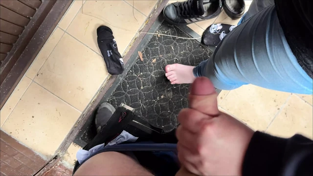 Milked in front of a stranger's trowel door