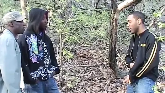 Adam vahşi bir şekilde gırtlağına kadar boşalttıktan sonra taze döl yutuyor