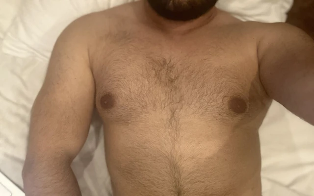 Beyaz baba mastürbasyon yapıyor ve boşalıyor