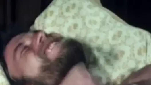 Şehvetli göğüslerine odaklanan şehvetli bir arzu dansı