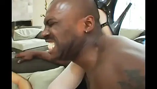 En iyi arkadaşlar iki büyük zenci yarağı tarafından sikiliyor