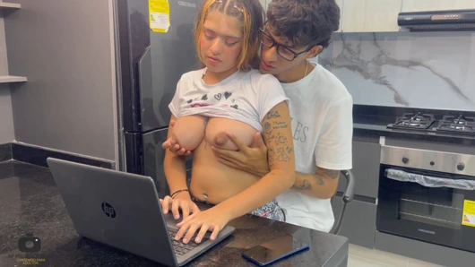 Üvey kız kardeşime ev ödevinde yardım ediyorum ve bana güzel bir sikişle para ödüyor