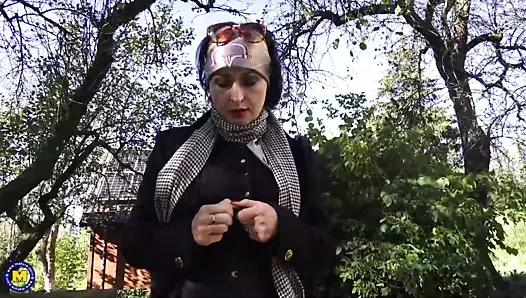 Gerçek olgun anne açık havada klitorisini ovuyor