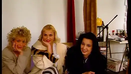 Klasik kızlar oyuncu seçmelerinde soyunuyor ve birbirlerine dokunuyor