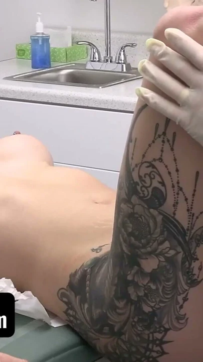 Sapık doktor - seksi genç kız azgın doktoruyla çok daha yoğun fiziksel muayeneye uyuyor | Klip 2