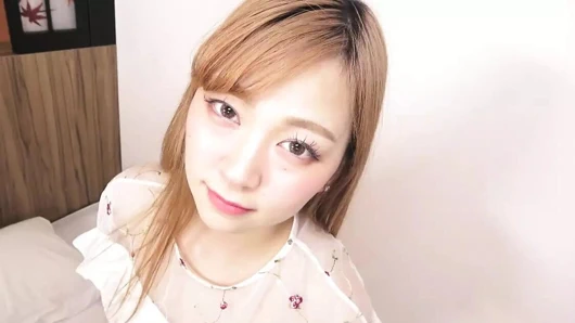 Utangaç Japon genç renka'nın en sevdiği oyuncağını üzerinde kullanıyor