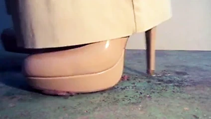 Walkover, platform topuklarının altında ezildi ve parçalandı