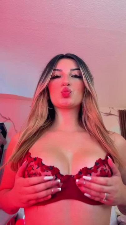 Seksi ateşli kız daha fazlasını istiyor
