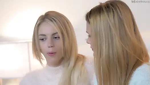 İki güzel sarışın model striptiz yapmak üzere