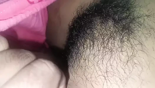 Yeni evli çiftler yatakta sabah kahvesi romantizmi