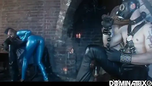 Köle sürtük sert cezalandırılıyor ve sikiliyor!