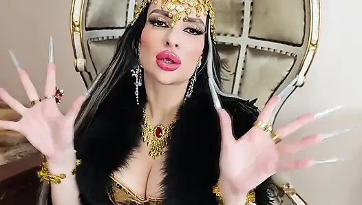 Son derece uzun tırnaklarıma, topuklu ayakkabılara, deri kıyafetlerime tapıyor