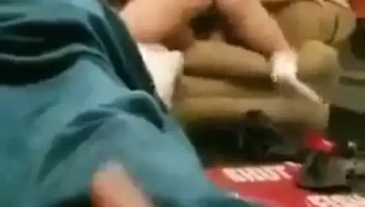 Oğlu üvey annesi eyersiz izliyor! mastürbasyon yaparken