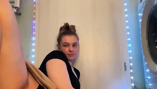 Jucielussie banyoda mastürbasyon yapıyor yakın çekim