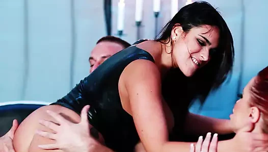 Sıcak kızlar almak pussies yaladı sonra binicilik bir dev horoz