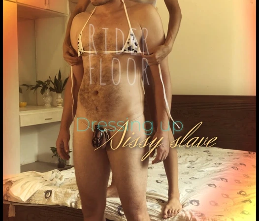 Kadın kılıklı kölemi giyindiriyorum