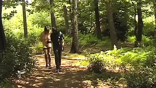 Maskeli adam açık havada dildo oyunu için olgun orta yaşlı seksi kadını bağlıyor