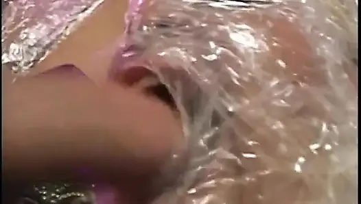 Güzel sevimli sarışın piliç yarak emiyor ve ağzına bolca beyaz krem alıyor