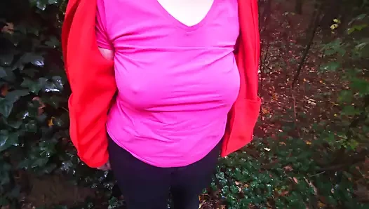 Göğüslerini mandallıyor ve dövüyor