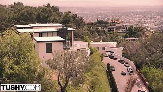 Tushy - genç kızın yoğun anal seks yapmak için aldatması gerekiyor