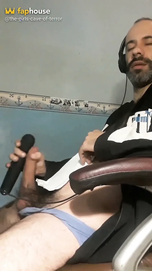 Sizin için ilk striptizim; Ayrıca boşalana kadar yarağımın ucunda titreşimli bir boşalma da içeriyor