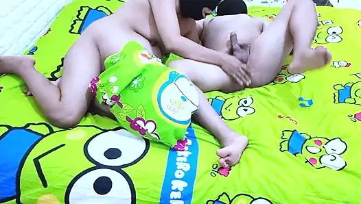 Arkadaşının karısını sikiyor, dedi, pansiyonun parasını ödemek için