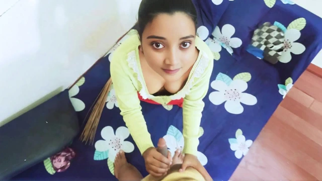 Üvey annem bana göğüslerini emmem için veriyor ve azıyor ve pembe amını örtmek için veriyor