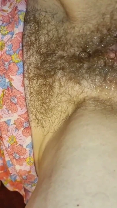Kadın porno izlerken onu tüm eliyle sikiyor. Amcığı ıslak ve gerilmiş. | Klip 1