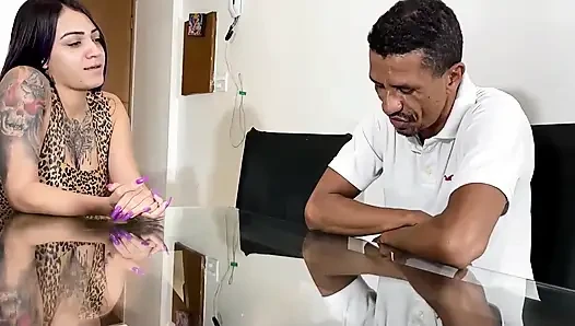 Baba üvey oğlunun kız arkadaşını onunla sikiyor