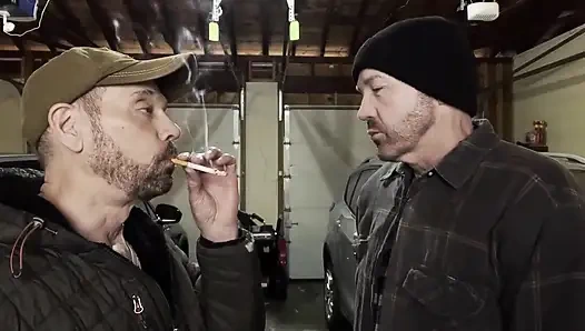 Hadi bir sigarayı paylaşalım