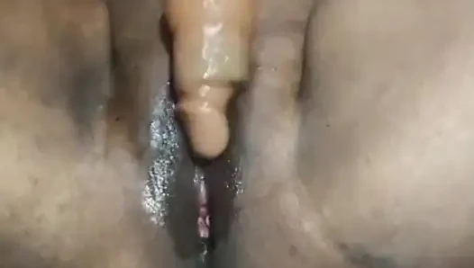 Bugün, Savita yenge önce amcık kıllarını eğitti ve sonra gösteriş yapmak için amını genişçe açıyor.