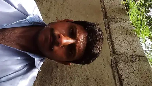 Yakışıklı adam banyoda yağlı tenli.