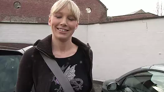 Ateşli bayan, tatlı memeler, sıkı azgın kedi ve onu şiddetle gelmesini sağlayan bir vibratör