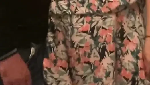 En iyi metro! Ateşli orta yaşlı seksi kadın amına dokunmam için bacaklarını açıyor
