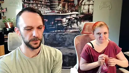 Yusexhaodio Kalın Fantezi Göt Tıkacı Kutularını açıyor Ve Mastürbasyon Yapıyor