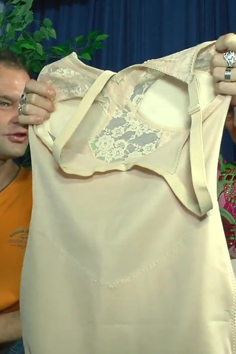 Komşu nine arzuyla yanıyor - adam sikini tıkaıyor ve o mutlu