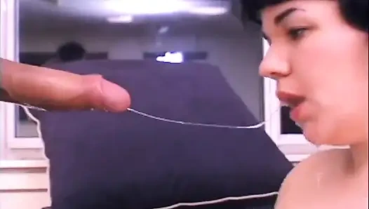 Klasik iri güzel kadın sevimli yarak sürtüğü oral seks ve yüze boşalma ile ortalığı dağıtıyor