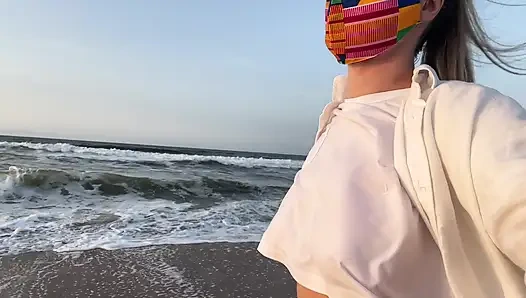 Büyük göğüslü, sütyensiz, sokakta yürüyen sarışın