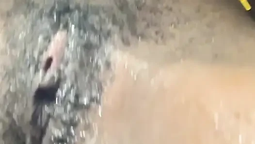 Browngurl234'un banyosu şehvetli vibes andtwerk energy'i parlıyor