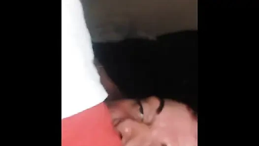 Üvey kız kardeşini kendisiyle oynarken yakaladı.