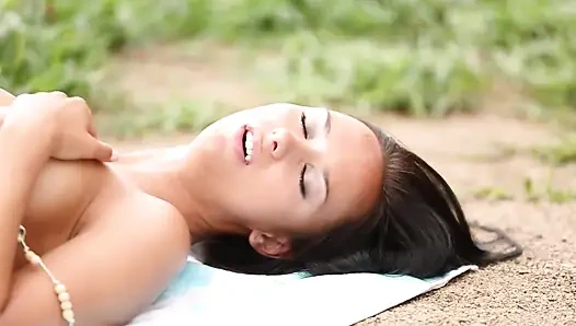 Erkek arkadaşım açık havada sikişiyor