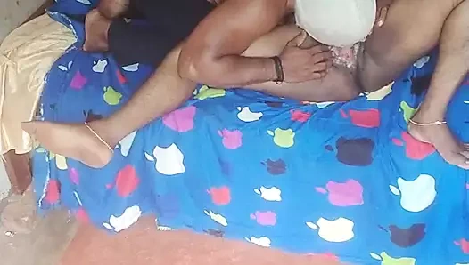 Kadın dil masajı yapıyor