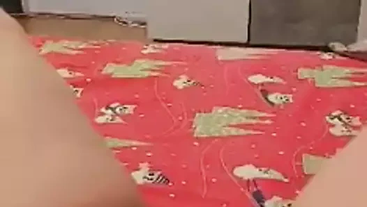 Djevojka se igra sa picom