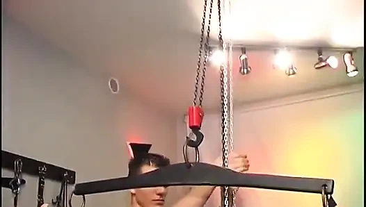 Güzel küçük memeli bağlı genç kız kırbaçlanıyor